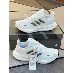 Giày Sneaker Nhẹ– Sự Lựa Chọn Hoàn Hảo 
